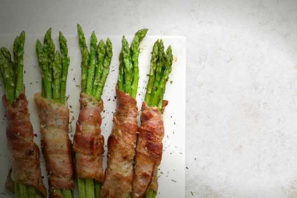rollitos de carne con espárragos y cebollitas